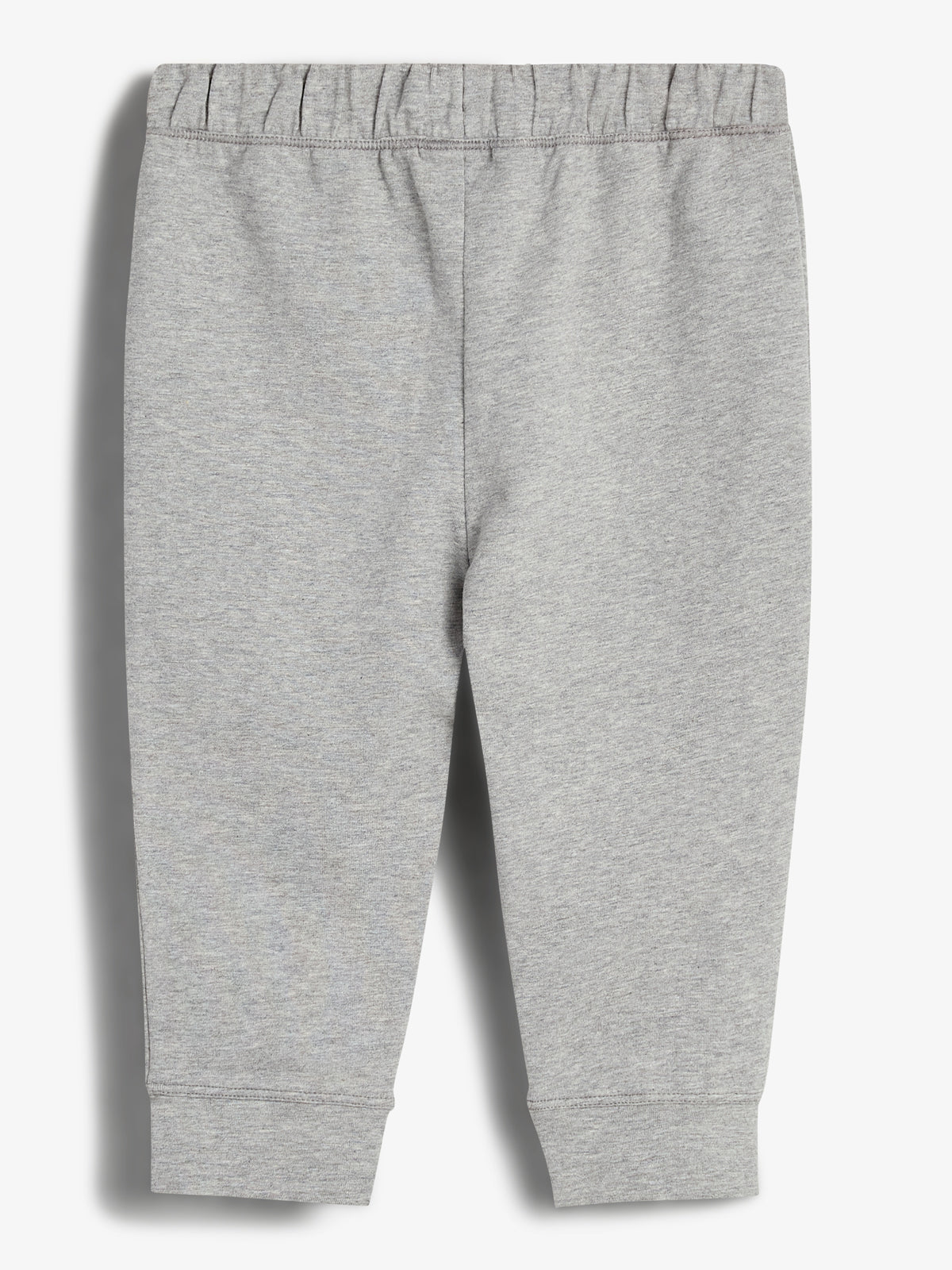 Een grijze, comfortabele joggingbroek met elastische tailleband ligt plat tegen een neutrale witte achtergrond.