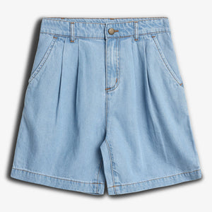 Korte, lichtblauwe jeansshort met zakken en een knoopsluiting; de shorts liggen plat op een witte achtergrond.