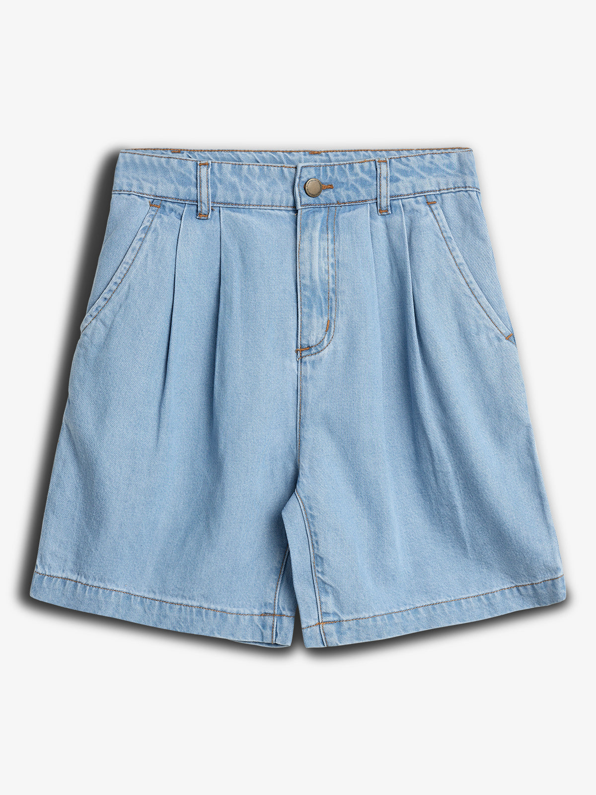 Korte, lichtblauwe jeansshort met zakken en een knoopsluiting; de shorts liggen plat op een witte achtergrond.