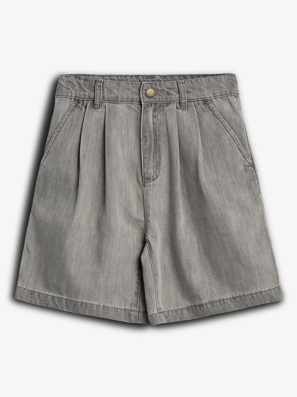 Een grijze korte broek ligt plat tegen een witte achtergrond. De broek heeft geplooide details, een metalen knoopsluiting en steekzakken aan beide zijden.