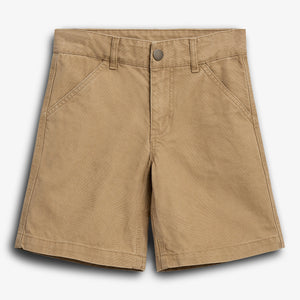 Kaki shorts liggen plat, met dikke stiksels en voorzakken. De context is een effen witte achtergrond.