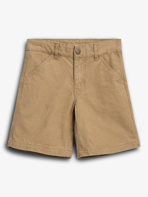 Kaki shorts liggen plat, met dikke stiksels en voorzakken. De context is een effen witte achtergrond.