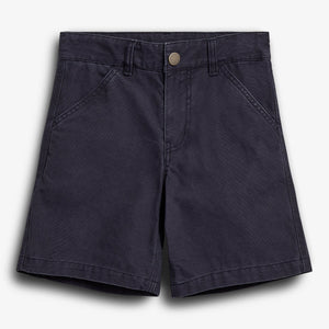 Een donkerblauwe korte broek met knoopsluiting ligt plat op een lichte achtergrond. De broek heeft zijzakken en riemlussen en is geschikt voor een casual stijl.