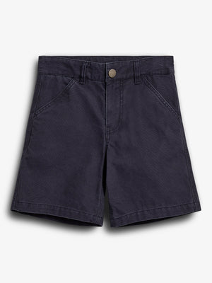 Een donkerblauwe korte broek met knoopsluiting ligt plat op een lichte achtergrond. De broek heeft zijzakken en riemlussen en is geschikt voor een casual stijl.