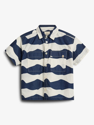 Een overhemd met brede horizontale blauwe en witte strepen, knopen aan de voorkant en twee borstzakken, ligt op een witte achtergrond. Bovenaan in de kraag staat "POLO RALPH LAUREN".