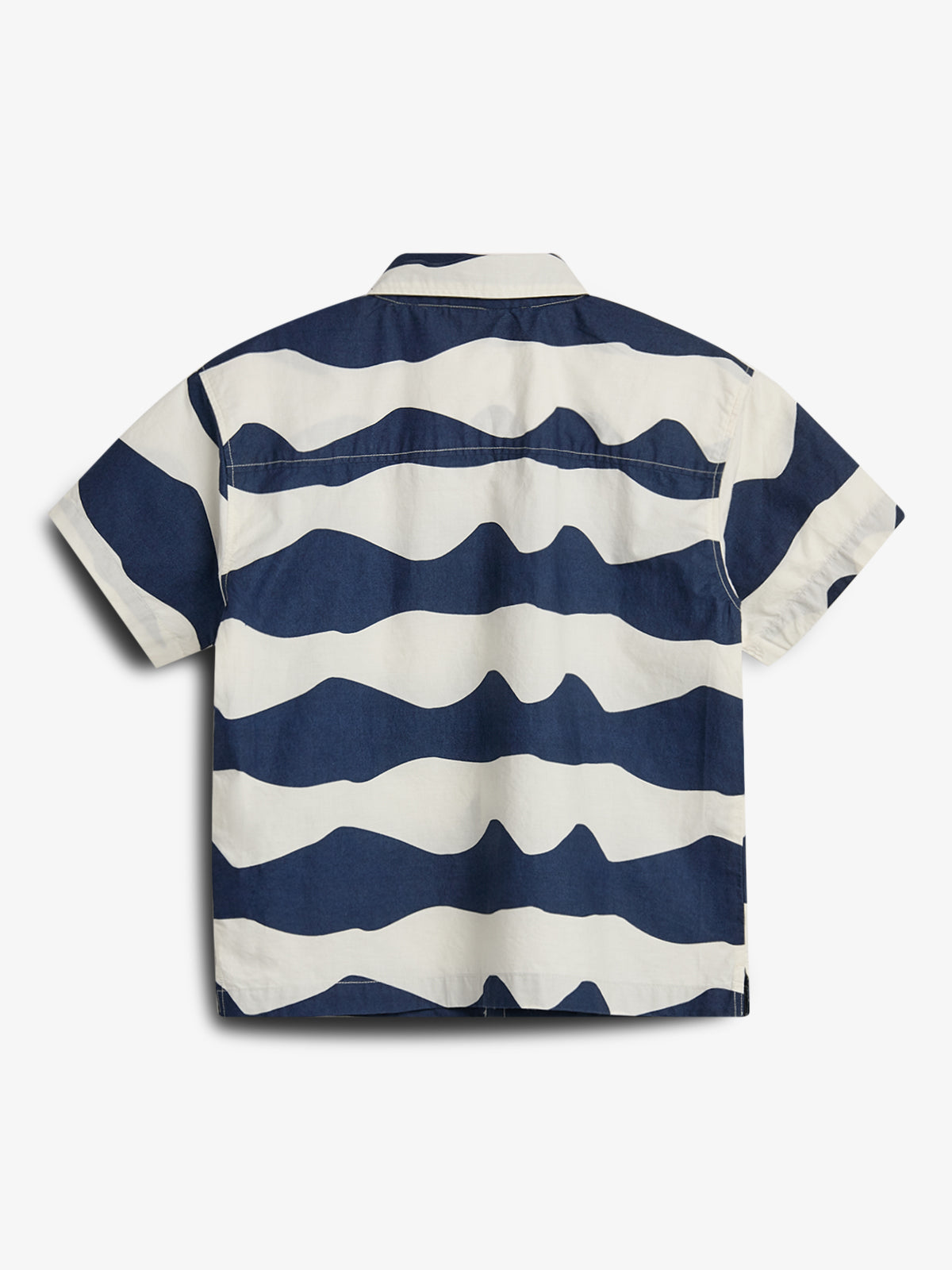 Een kortemouwen overhemd met golvende, horizontale blauwe en witte strepen. Het overhemd ligt plat tegen een witte achtergrond.