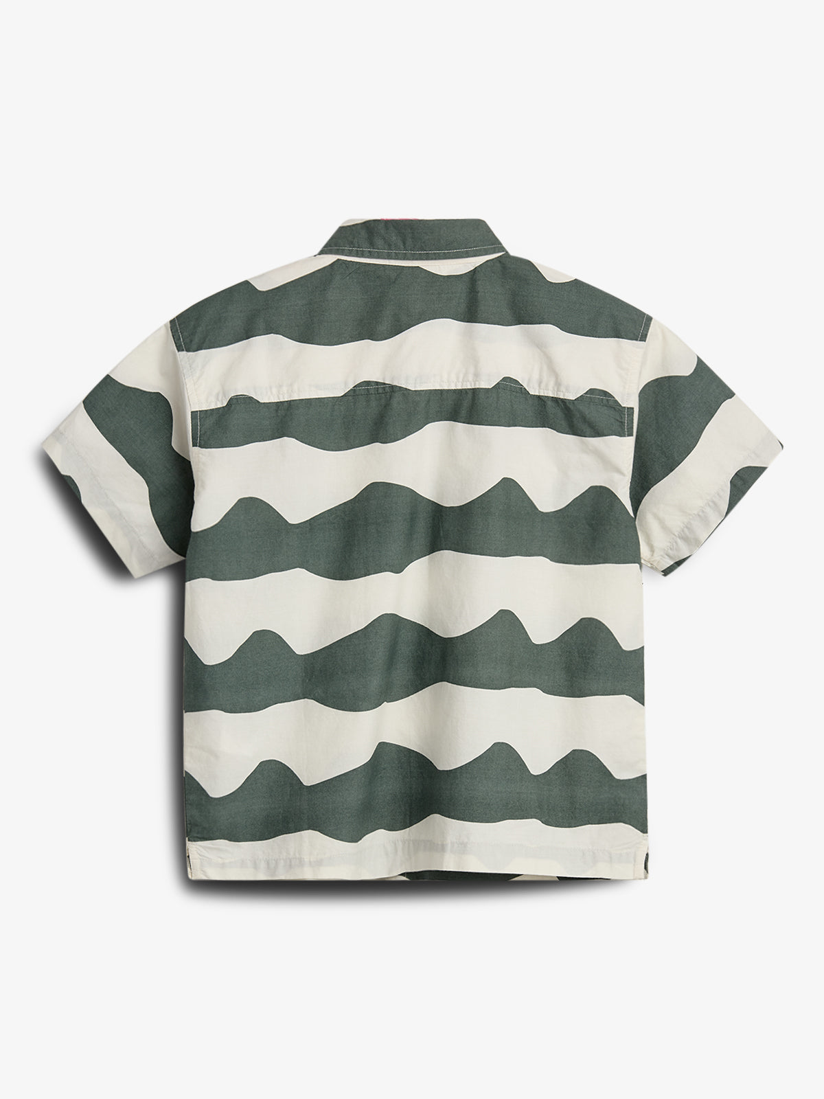 Een kort mouw overhemd met een golvend, groene en witte patroon. Het heeft een klassieke kraag en is gefotografeerd tegen een witte achtergrond.
