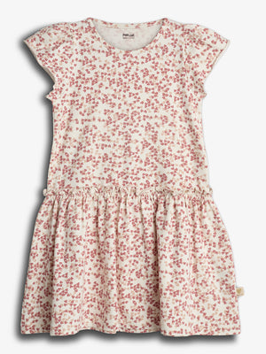 Een kinderjurk in wit met roze bloemmotief, liggend plat, zonder mensen. De jurk heeft korte mouwen en een gerimpelde rok, tegen een effen witte achtergrond. "Pomp de lux 134/140" staat op het label.