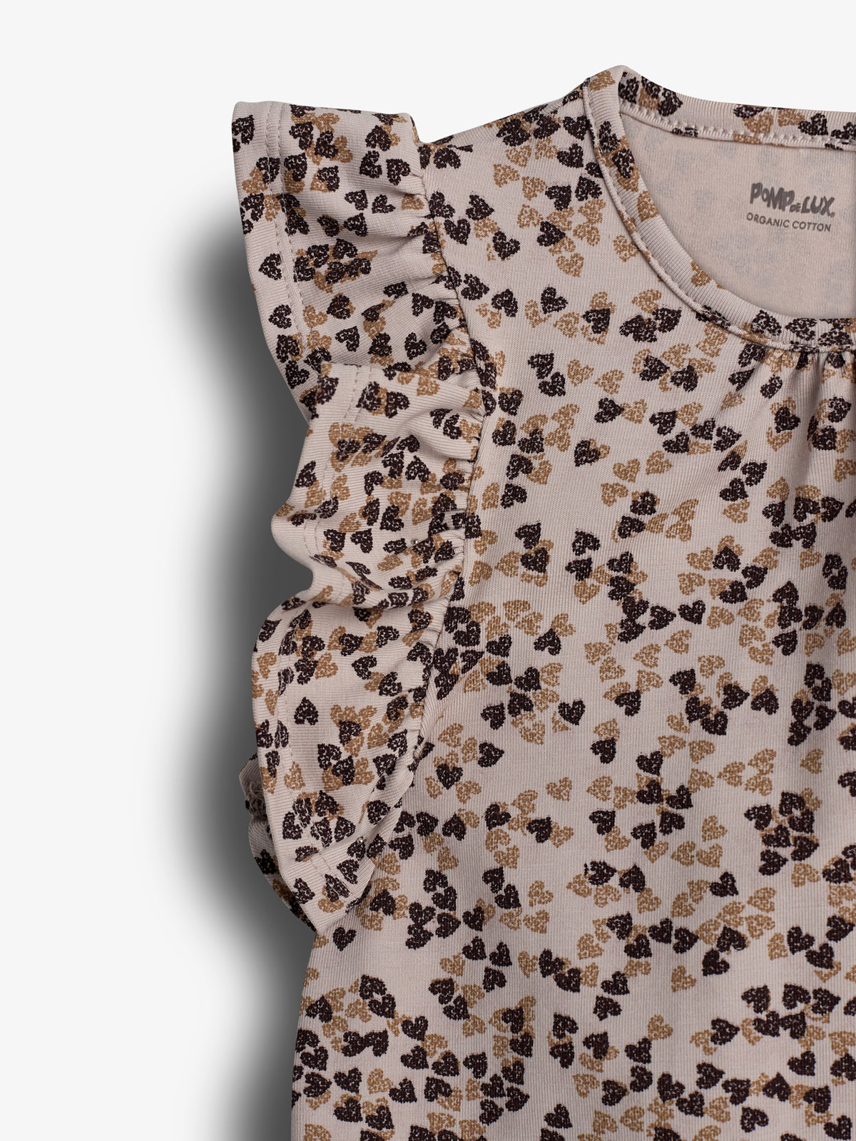 Een kinderjurk met ruches langs de mouw, bedrukt met een patroon van bruine en zwarte vlindertjes, tegen een lichte achtergrond. Tekst: "POMPdeLUX ORGANIC COTTON" op de binnenkant.