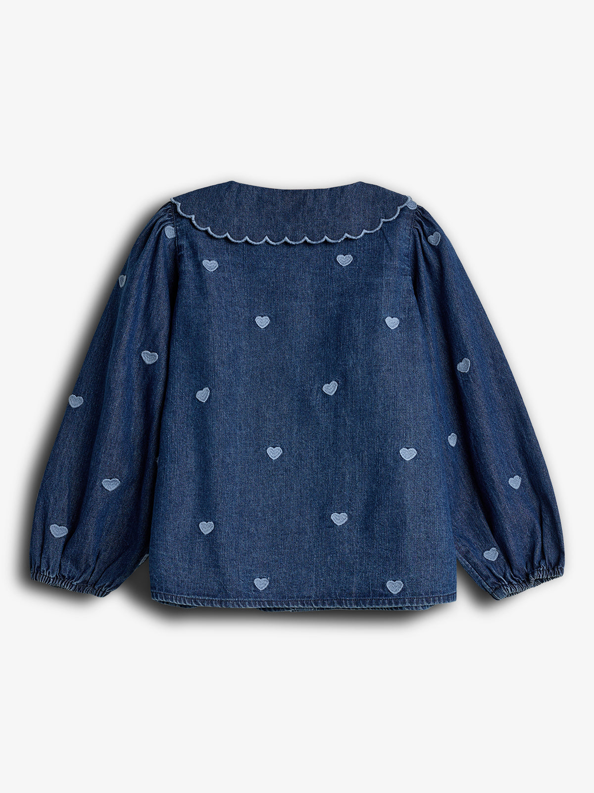 Een donkerblauwe blouse met lange mouwen, versierd met subtiele hartvormige patronen en een golvende kraag. De context is een effen, lichte achtergrond.