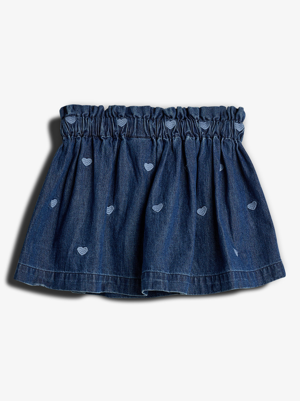 Denim rok met elastische tailleband, versierd met kleine hartjes, geplaatst op een effen witte achtergrond.