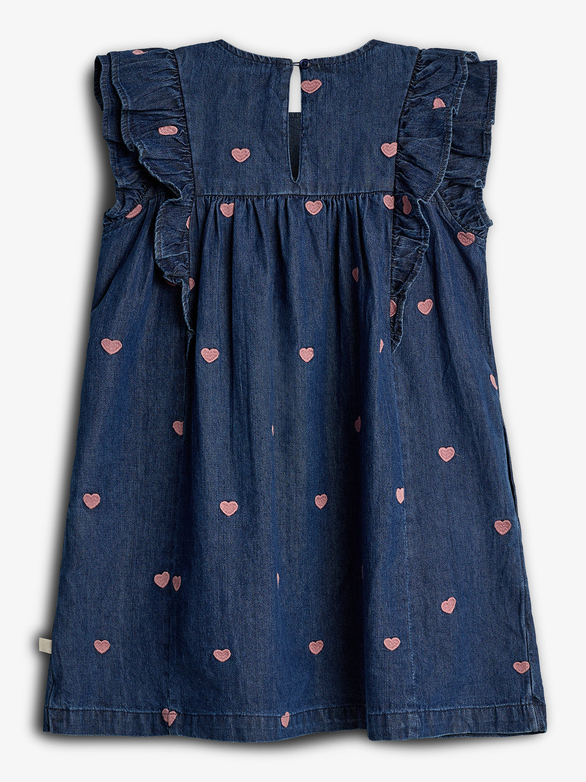 Een donkerblauw jurkje met roze hartjes, heeft ruches en knoopsluiting bovenaan. Het jurkje hangt tegen een effen witte achtergrond.