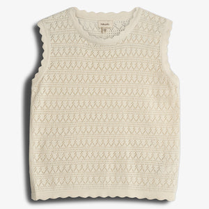 Sleeveless, white knitted top with scalloped edges, featuring a diamond-shaped pattern. Labeled "PULL&BEAR," it lies flat against a white background.