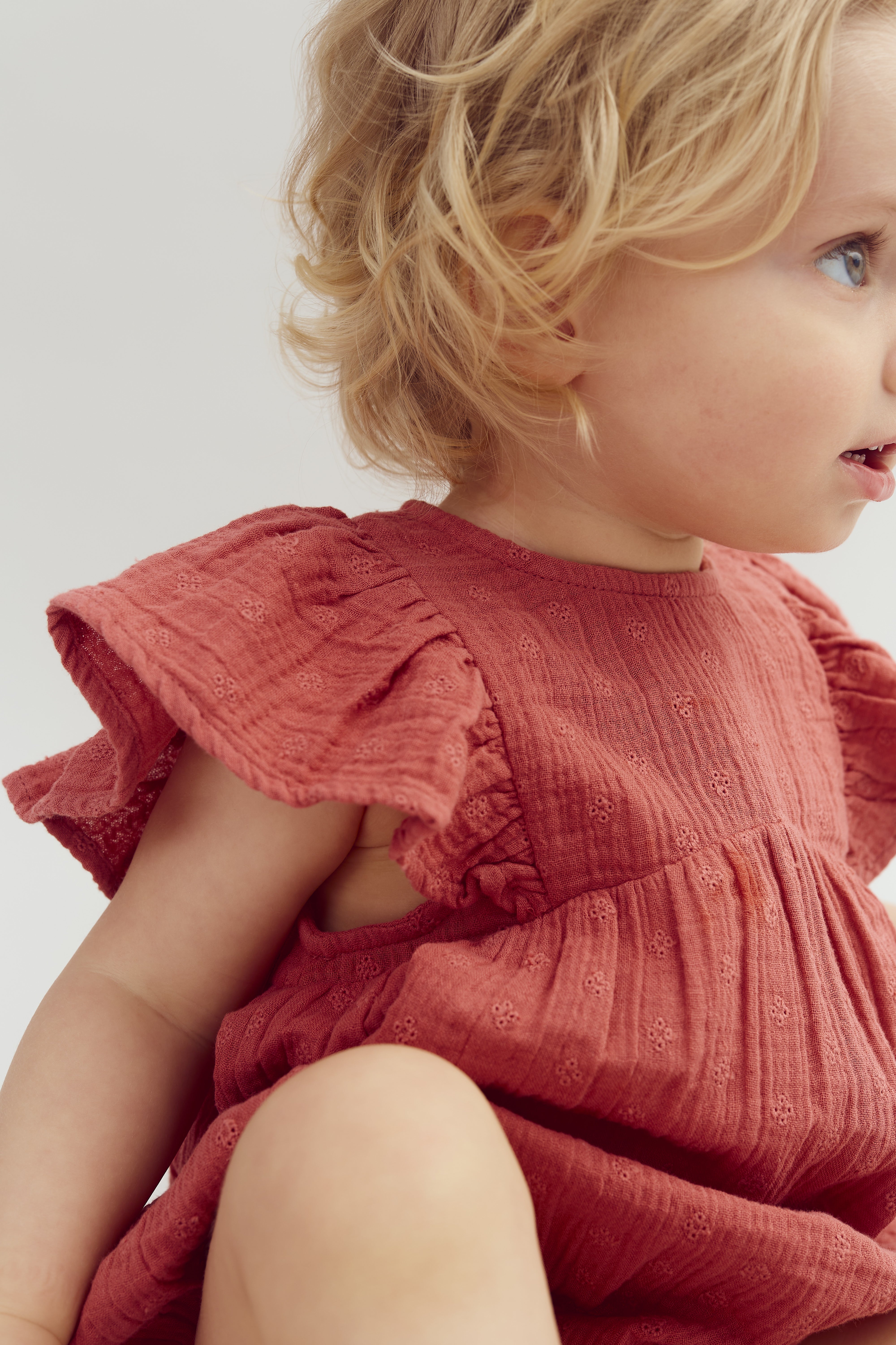 Musselin romper met vlindermouwen en borduursel - Blush | 100293 Ella