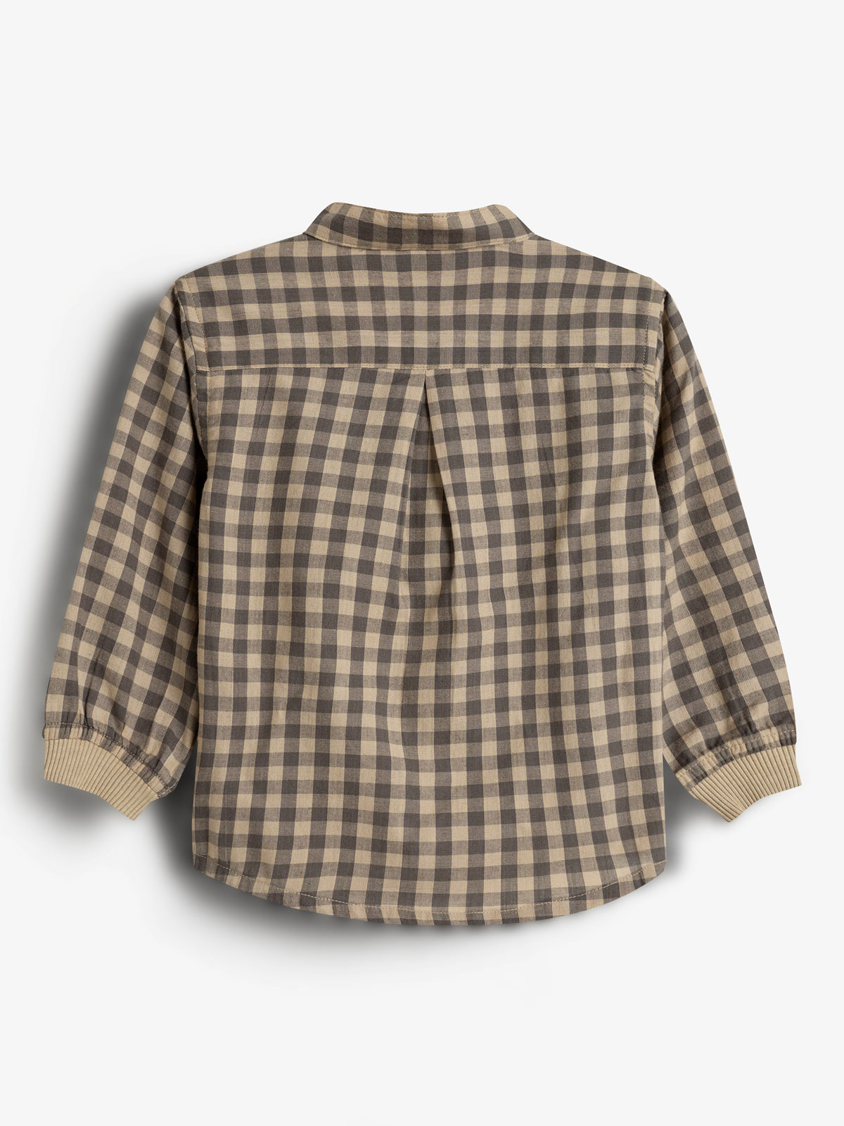 Een geruite, lange mouw shirt in beige en bruine tinten ligt plat op een witte achtergrond. De manchetten zijn elastisch. De foto toont de achterkant van het kledingstuk.