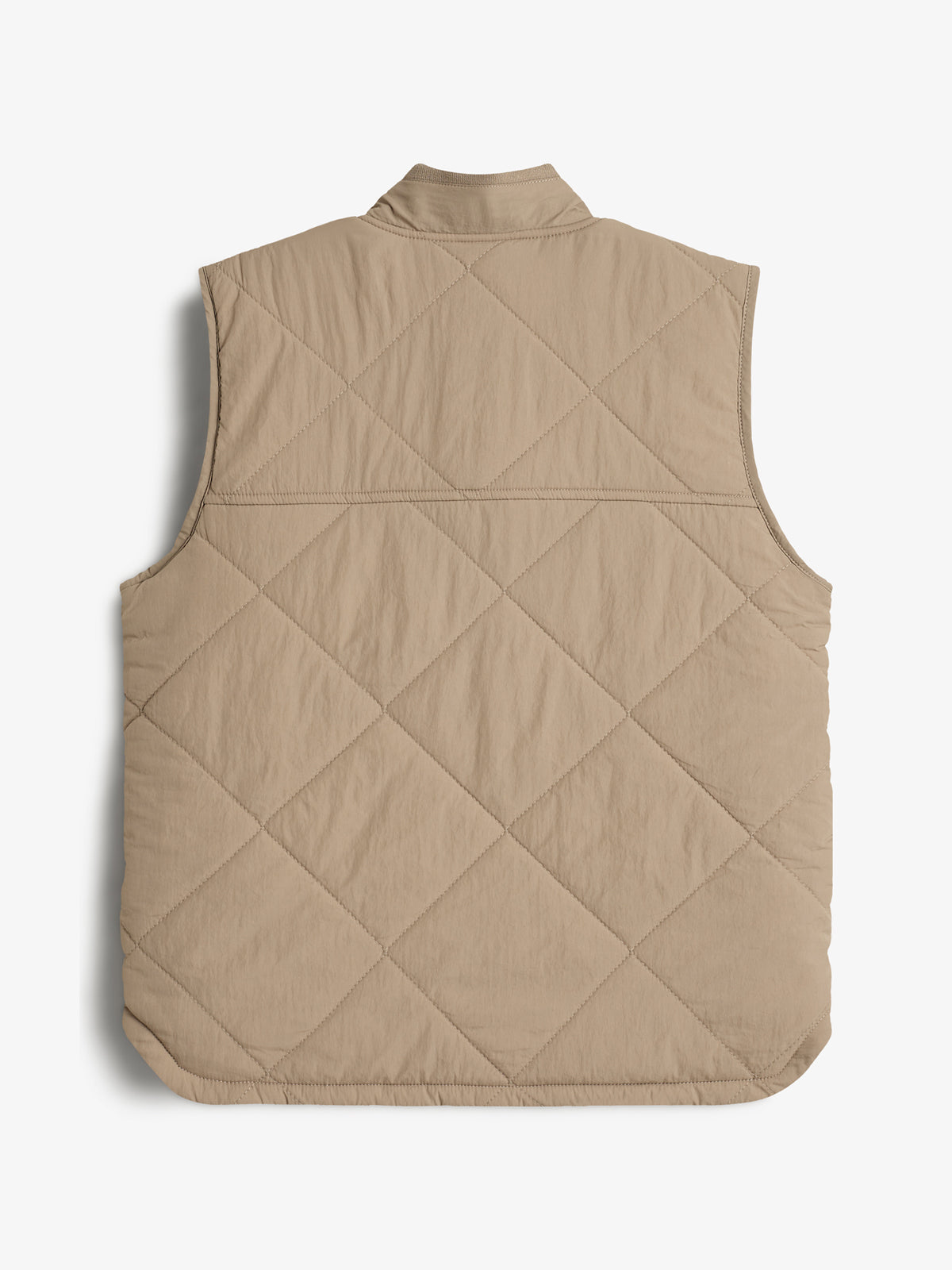 Een beige, gewatteerde bodywarmer met ruitpatroon ligt plat. De context is een effen, witte achtergrond.