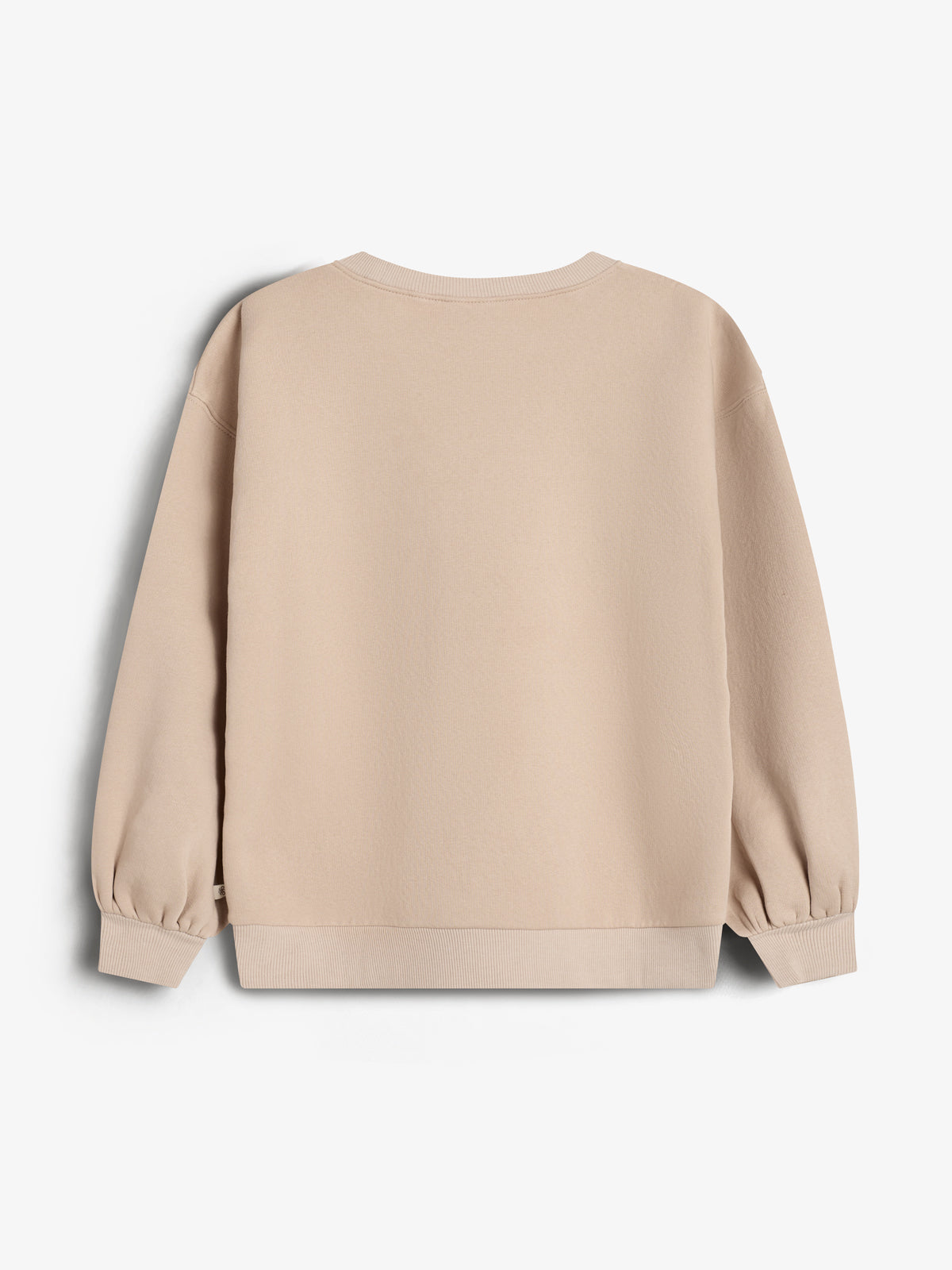 Trui, hangt statisch, effen beige achtergrond.