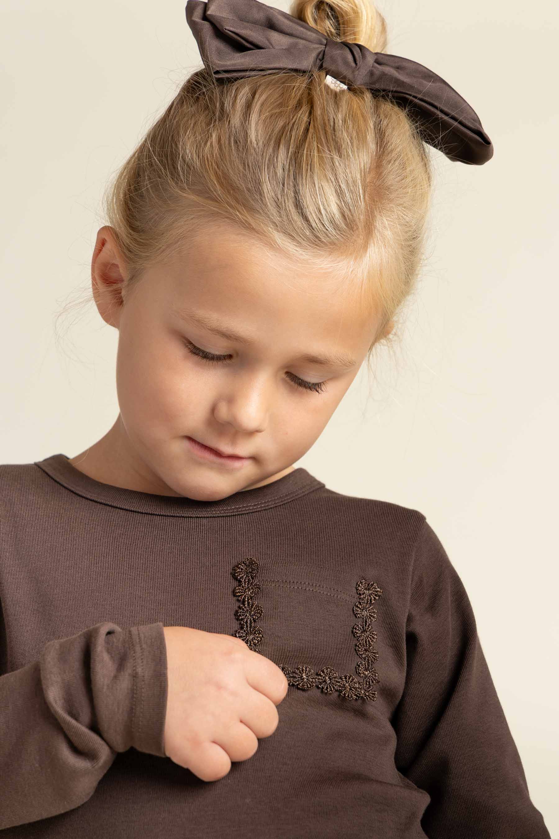 T-shirt met lange mouwen en borstzak - Kids - Chocolate | 100870 Sienna