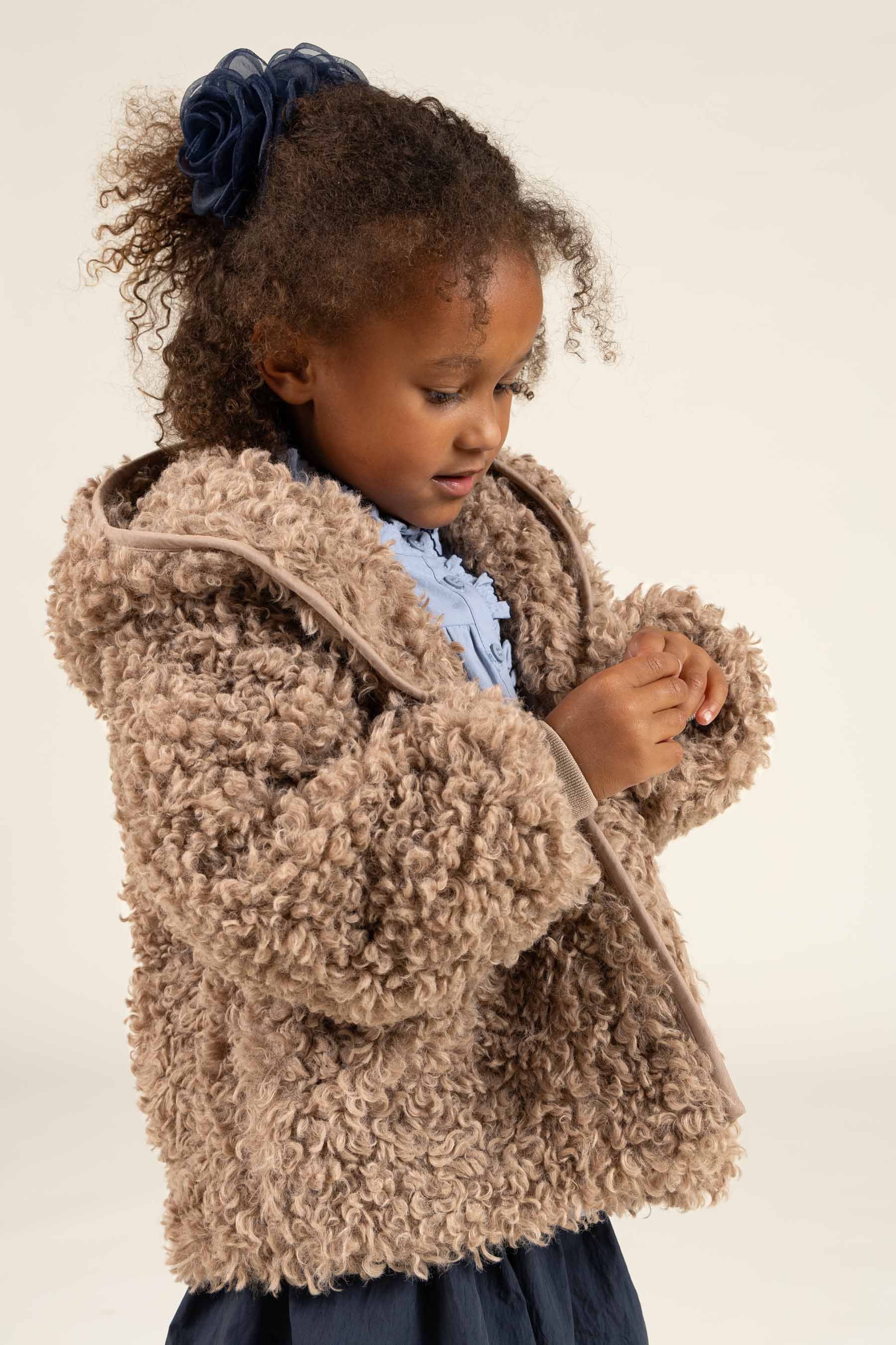 Faux Fur Hooded Jacket met Rib manchet - Kids - Caffe Latte | 100546 Ellie
