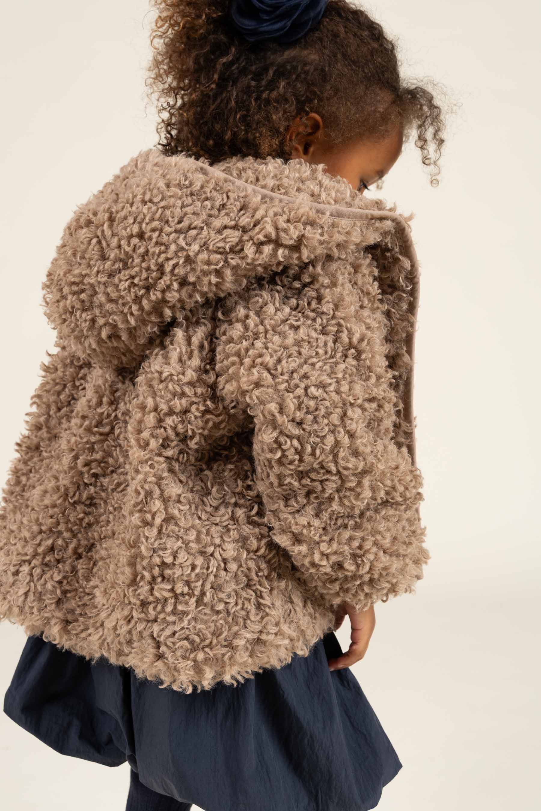 Faux Fur Hooded Jacket met Rib manchet - Kids - Caffe Latte | 100546 Ellie