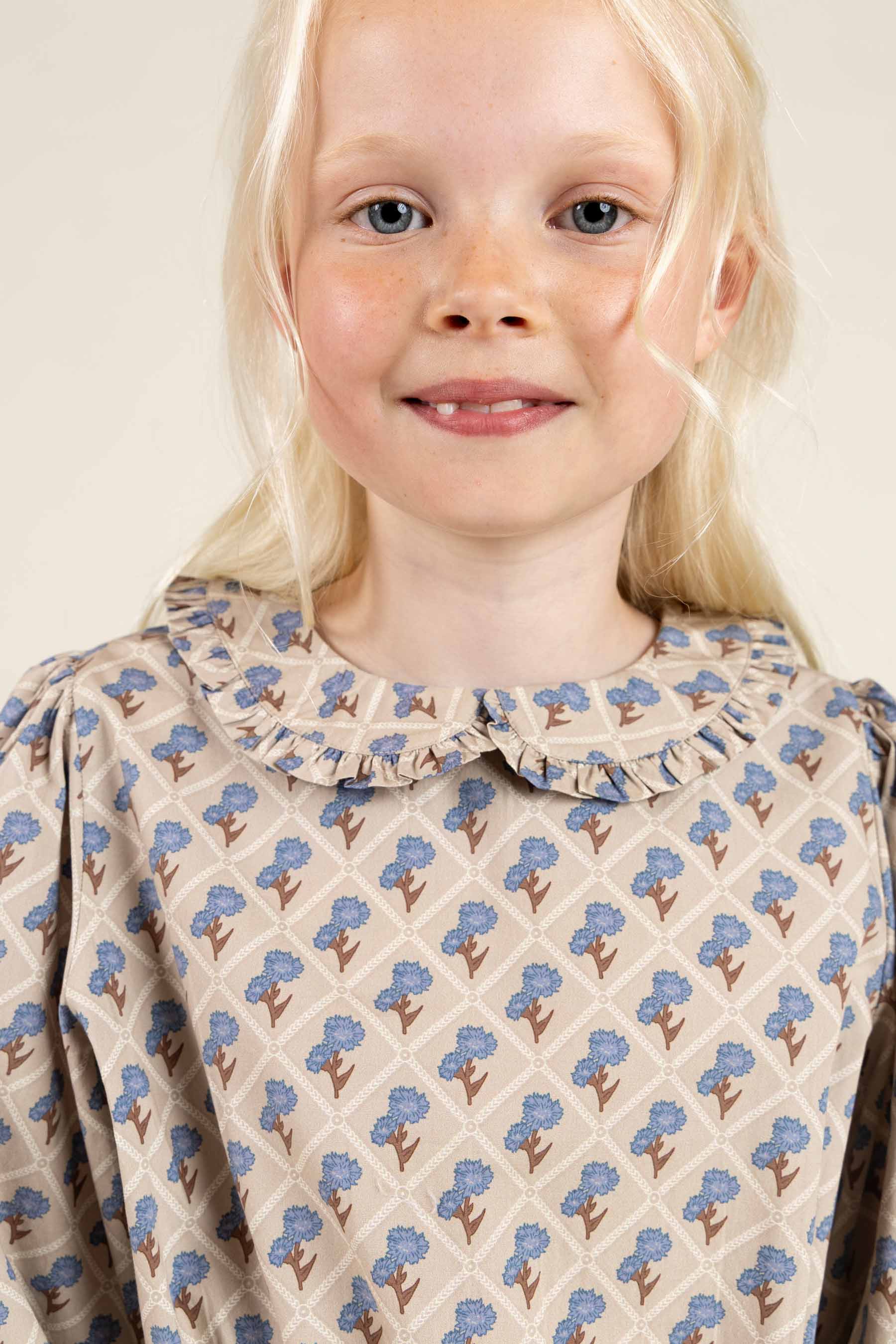 Bedrukte katoenen popeline jurk met elastiek in de taille - Tween - Caffe Latte w. Blue | 100801 Amine