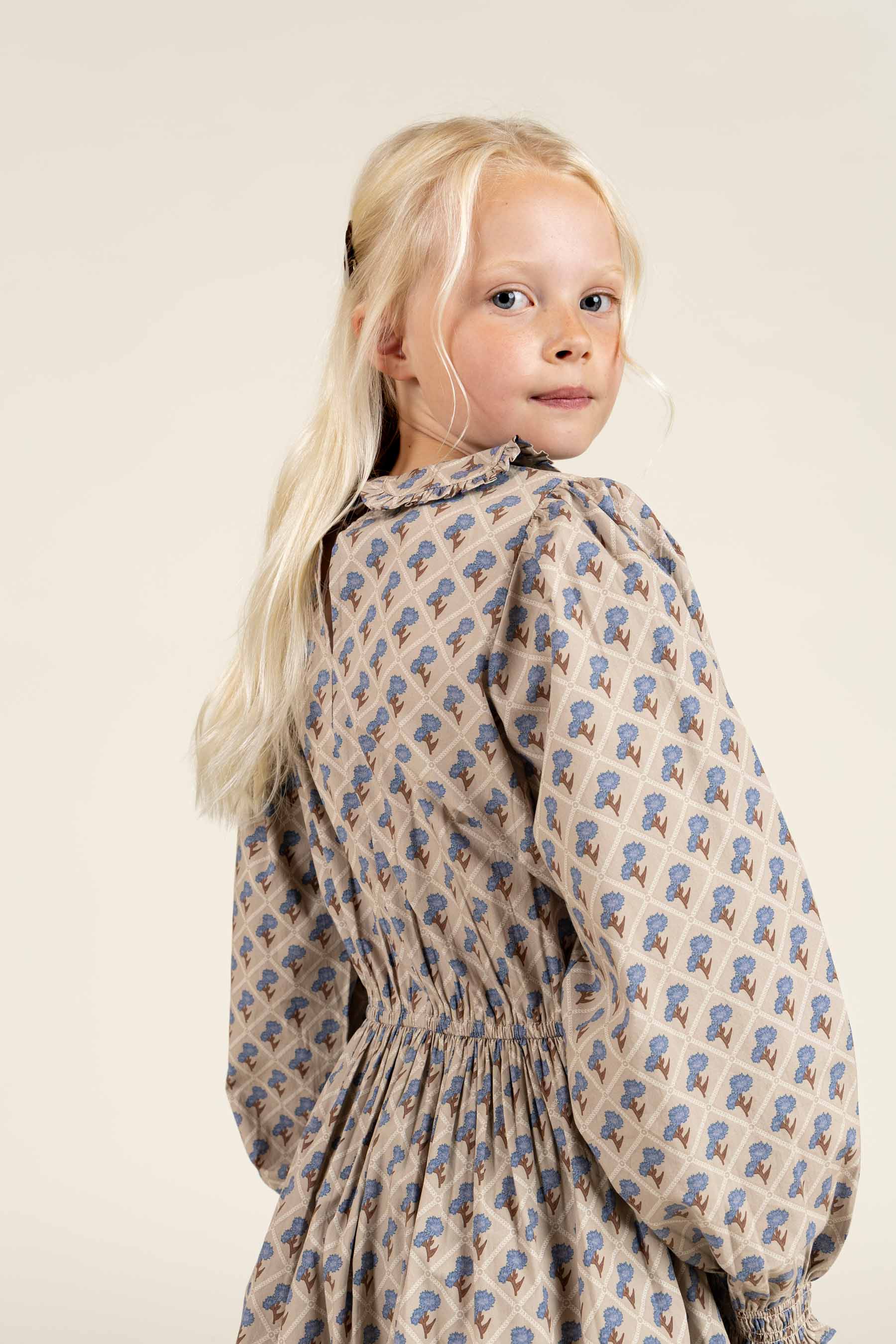 Bedrukte katoenen popeline jurk met elastiek in de taille - Tween - Caffe Latte w. Blue | 100801 Amine