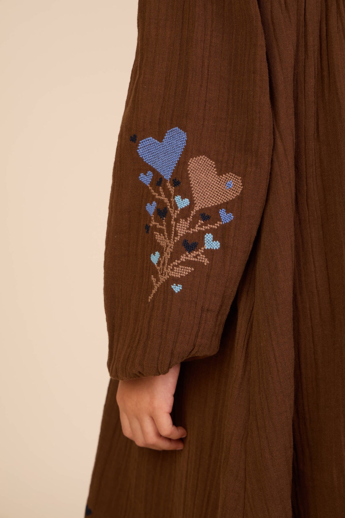 Double gauze jurk met kruissteekborduursel Kids - Brown | 101467 Laureen