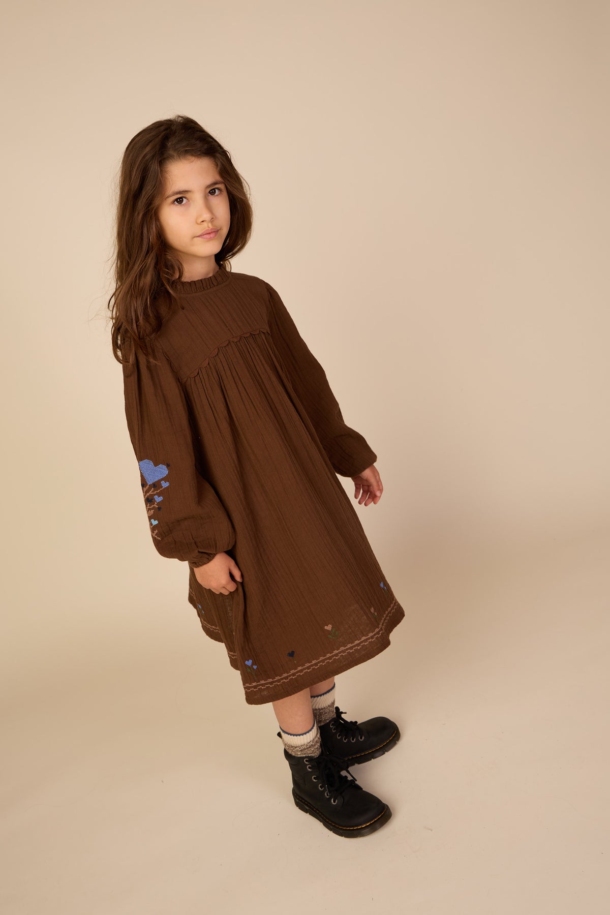 Double gauze jurk met kruissteekborduursel Tween - Brown | 101468 Laureen