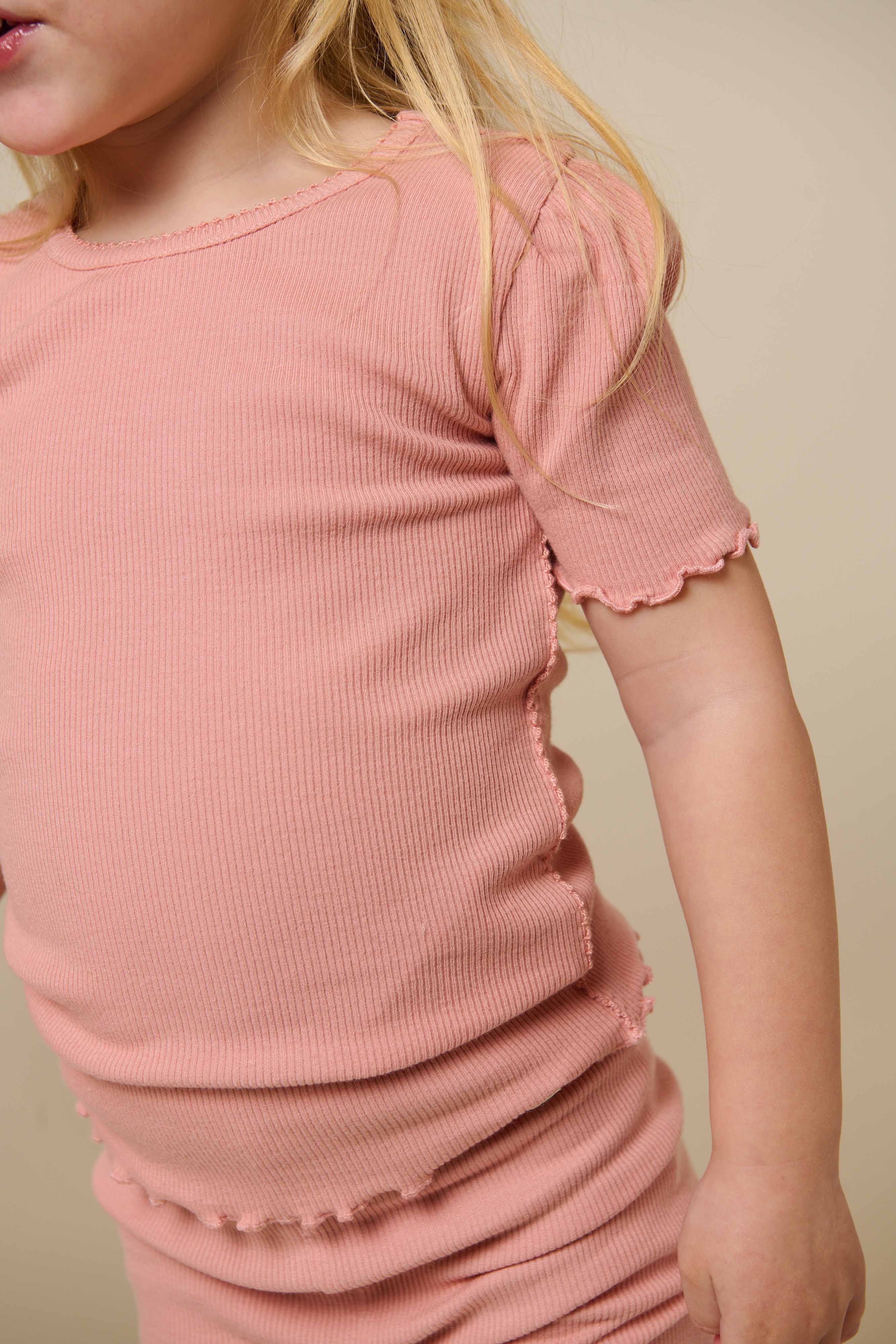 Rib T-shirt van Modal - Kids - Rose Tan | 101298 Lottie