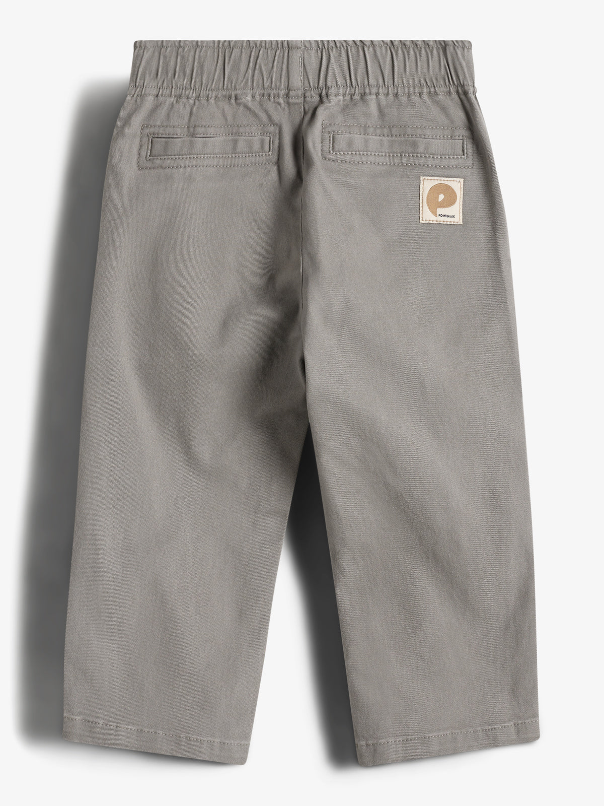 Een grijze broek met een elastische tailleband, twee achterzakken en een embleem met de letter "P". De broek ligt op een lichtgekleurde achtergrond.