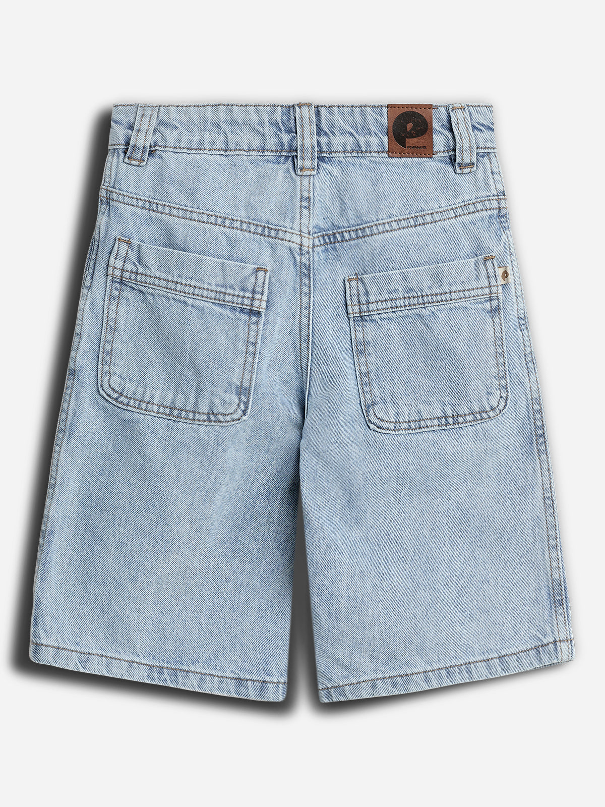 Een lichtblauwe jeansshort met twee vierkante achterzakken en riemlussen, met een bruine logopatch rechtsboven, ligt tegen een effen witte achtergrond.