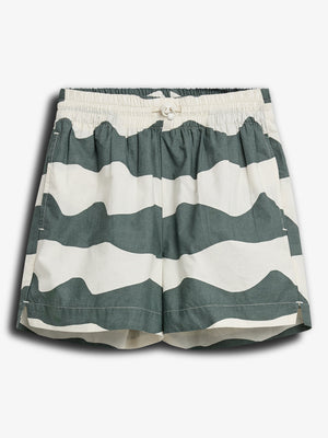 Korte broek met breed gestreept patroon in groen en wit, voorzien van een elastische tailleband met een koordsluiting. Gelegen tegen een effen, lichte achtergrond.