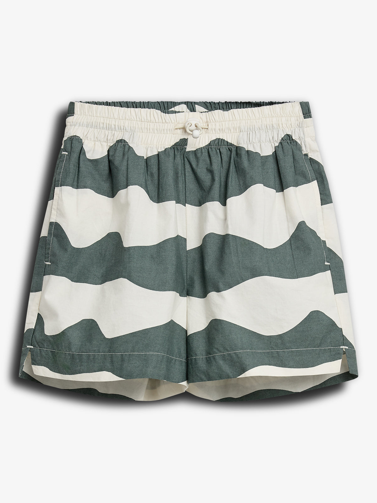 Korte broek met breed gestreept patroon in groen en wit, voorzien van een elastische tailleband met een koordsluiting. Gelegen tegen een effen, lichte achtergrond.