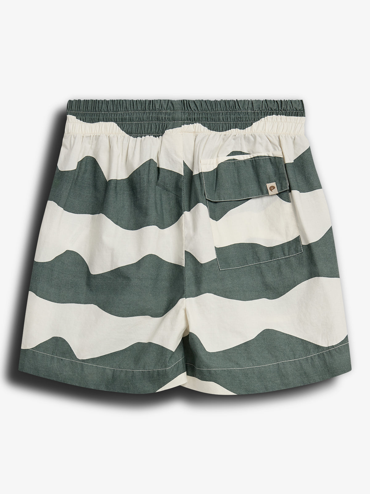 Een korte broek met golvende strepen in groen en wit, voorzien van een elastische tailleband en een achterzak. De achtergrond is effen wit.