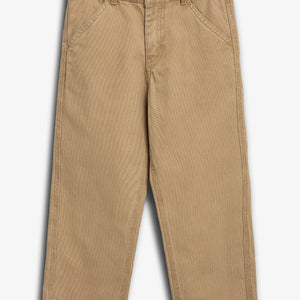 Een zandkleurige broek ligt plat, met zichtbare zakken en riemlussen. De broek heeft een knoop en duidelijke stiklijnen en ligt tegen een effen, witte achtergrond.