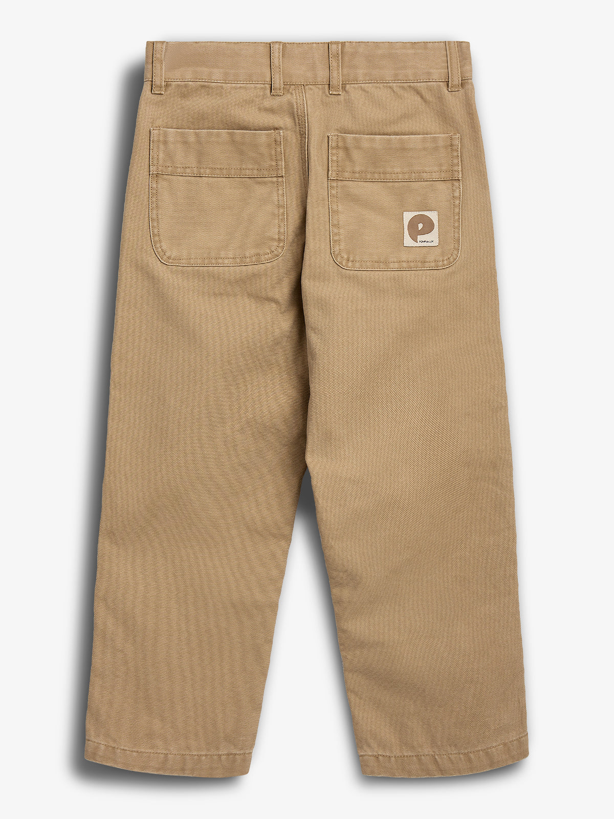 Een beige broek met twee achterzakken, waarvan één een logo-label heeft, tegen een effen witte achtergrond. Het label toont een "P" met de tekst "pop trading company".