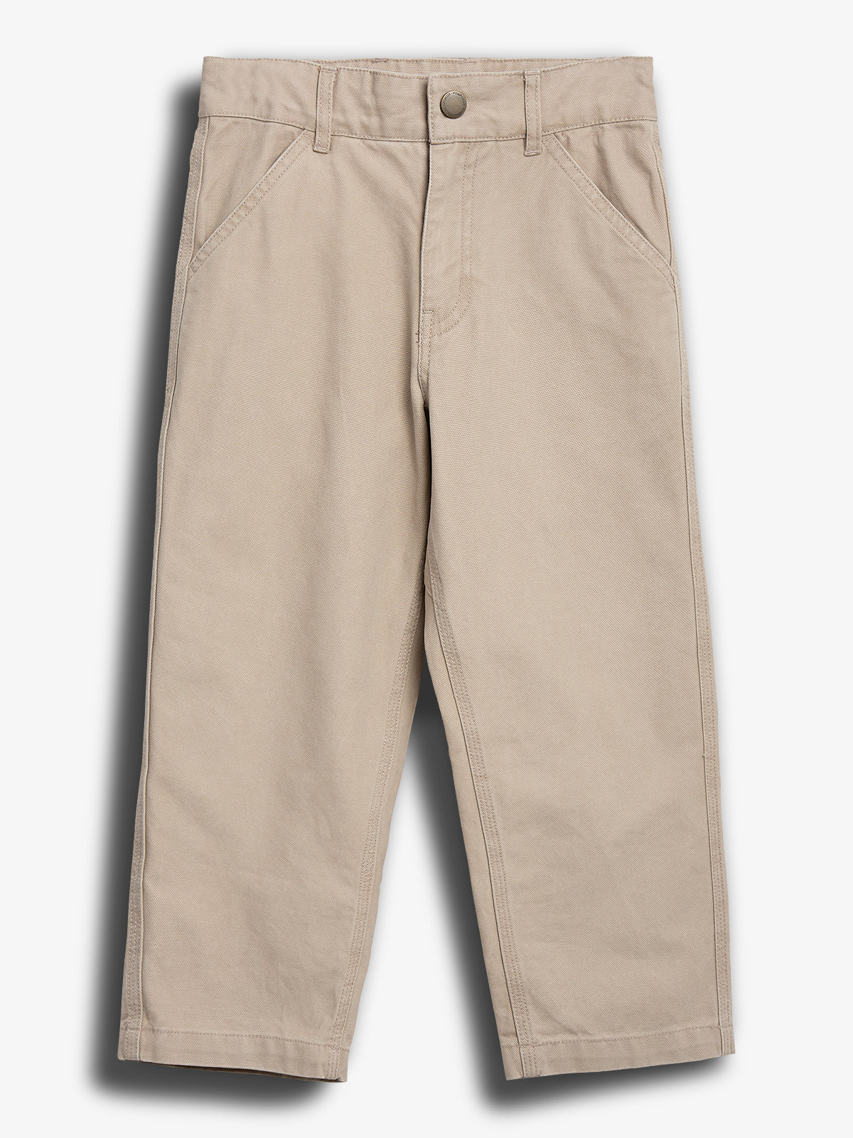 Een beige broek ligt plat uitgestrekt zonder plooien of kreukels, met een knoop en ritssluiting zichtbaar. De achtergrond is effen wit, waardoor de broek centraal staat.