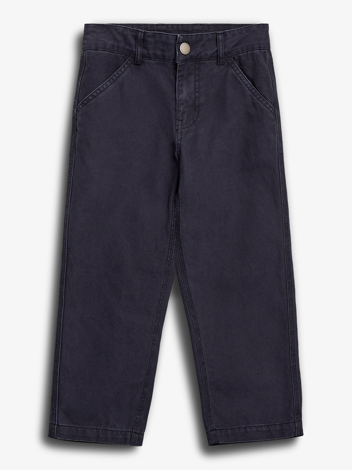 Een donkerblauwe broek met rechte pijpen en vijf zakken, ligt uitgestrekt tegen een witte achtergrond. De broek heeft riemlussen en een metalen knoop bij de taille.