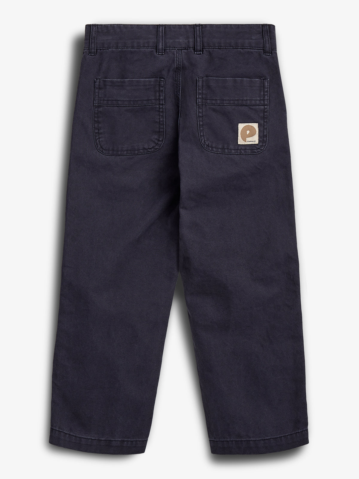 Een donkergekleurde broek met twee achterzakken; de rechterzak heeft een bruin-wit label met de tekst "prorank." De broek is afgebeeld tegen een witte achtergrond.