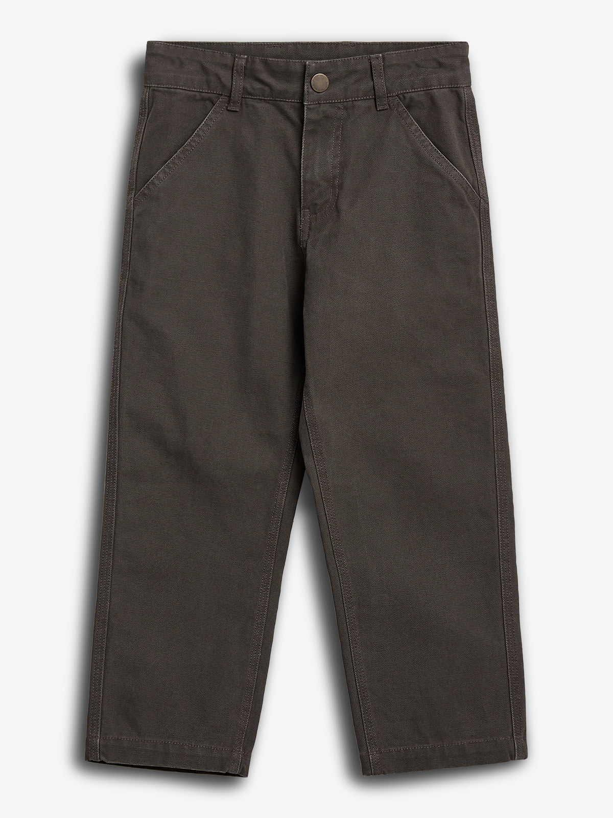 Een donkere, rechte broek ligt uitgestrekt tegen een effen, witte achtergrond. De broek heeft zijzakken, riemlussen en een metalen knoop aan de tailleband.