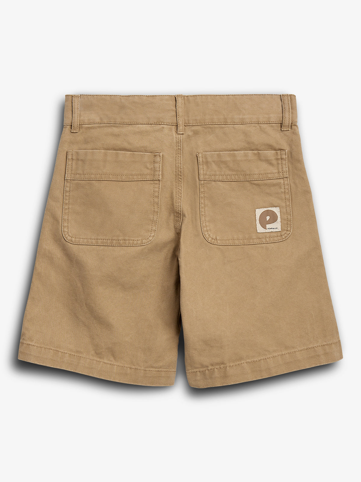 Khaki korte broek met twee achterzakken, liggend op een effen witte achtergrond. Een patch op een zak toont een logo en de tekst "P Power".