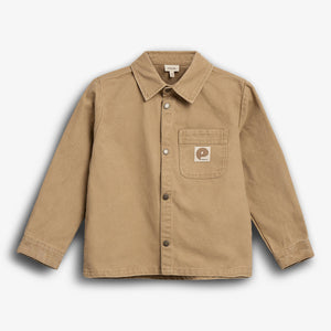 Beige jas met kraag en knopen, heeft een borstzak met logo. Geplaatst tegen een effen witte achtergrond.