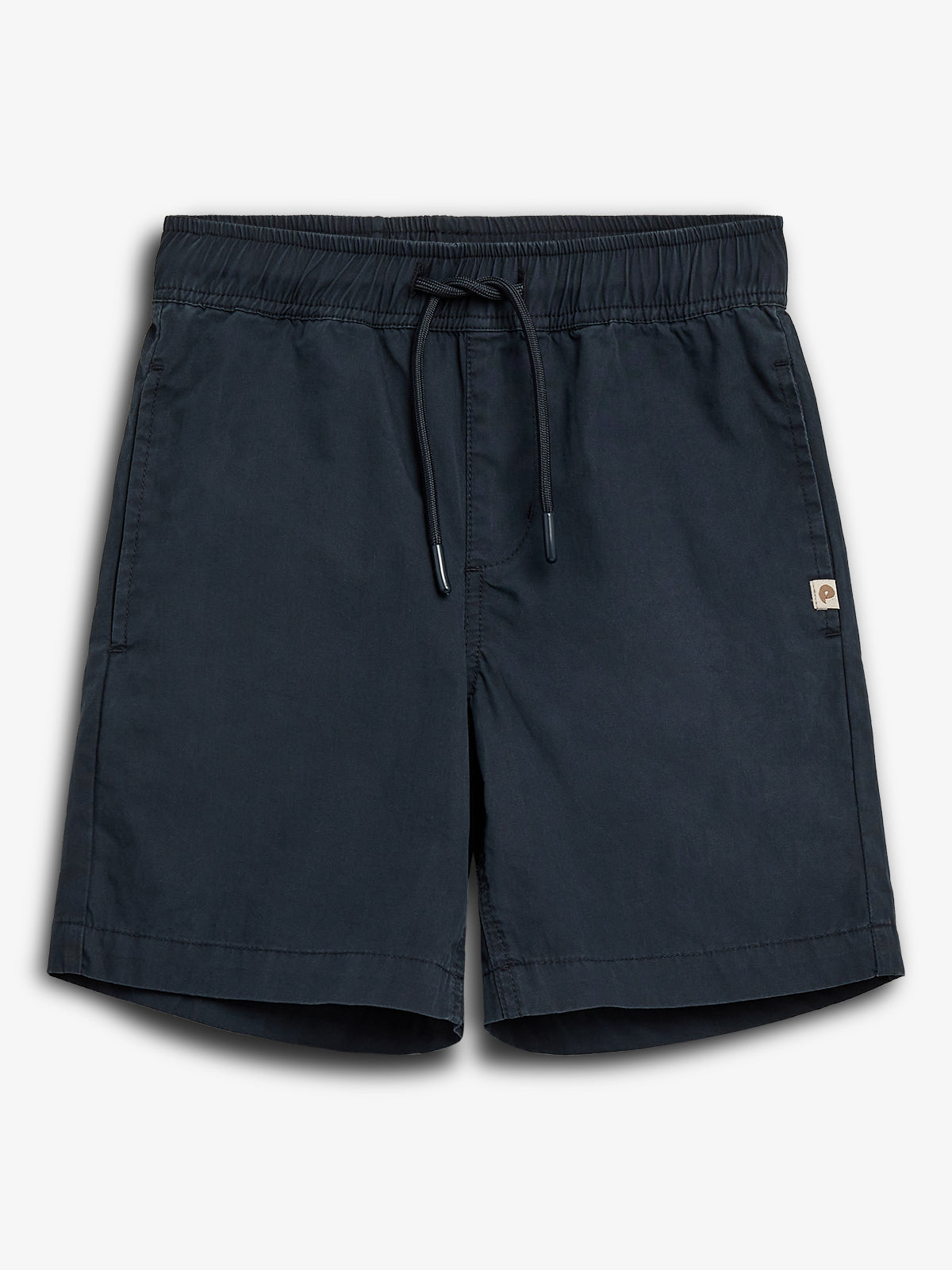 Een donkerblauwe korte broek ligt plat met een elastische tailleband en trekkoord. De broek is ontworpen voor casual gebruik en heeft een klein logo-embleem aan de zijkant.
