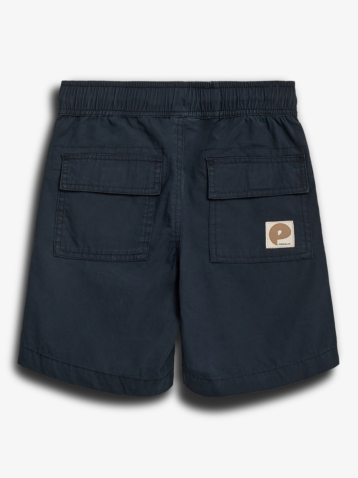 Een donkerblauwe korte broek met elastische tailleband, actie is niet expliciet, context: witte achtergrond. Patch met de tekst "POPMAKEN" en logo op de rechterachterzak.