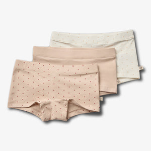 Drie paar kinderslips zijn opgestapeld. Ze zijn in pastelkleuren met kleine hartjesmotieven. De achtergronden zijn effen wit. De slips liggen op elkaar in een overlappende opstelling.
