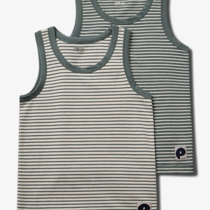 Twee gestreepte tanktops met groene randen en een donkerblauw "P" logo onderaan. De ene top ligt gedeeltelijk over de andere, tegen een witte achtergrond.