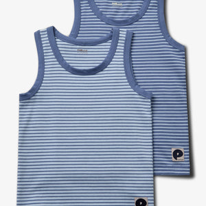 Twee blauwe gestreepte tanktops liggen op elkaar in een lichte omgeving. Beide hebben een label met de tekst "pompdelux," "ORGANIC COTTON," en een embleem aan de onderkant.