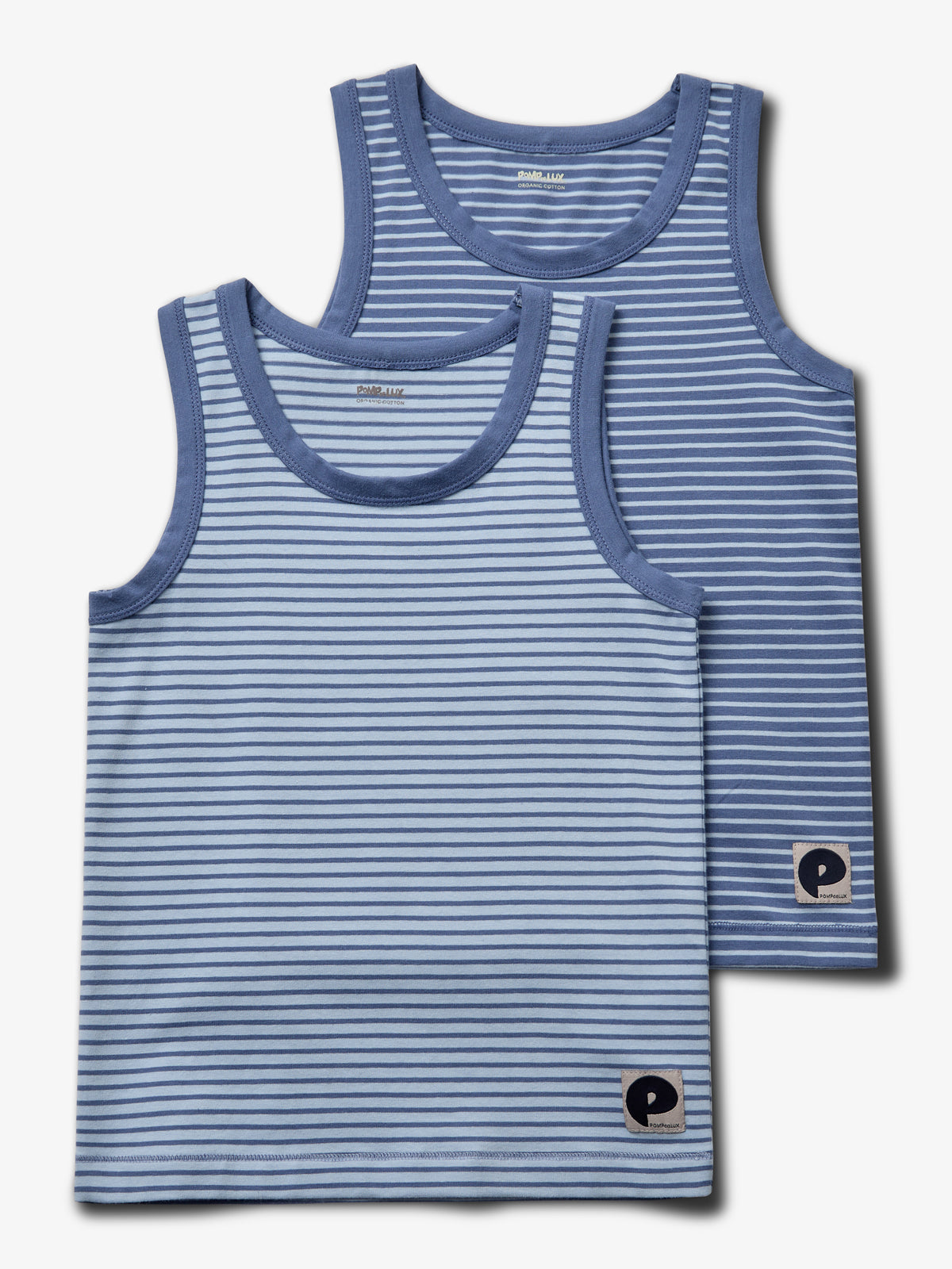 Twee blauwe gestreepte tanktops liggen op elkaar in een lichte omgeving. Beide hebben een label met de tekst "pompdelux," "ORGANIC COTTON," en een embleem aan de onderkant.