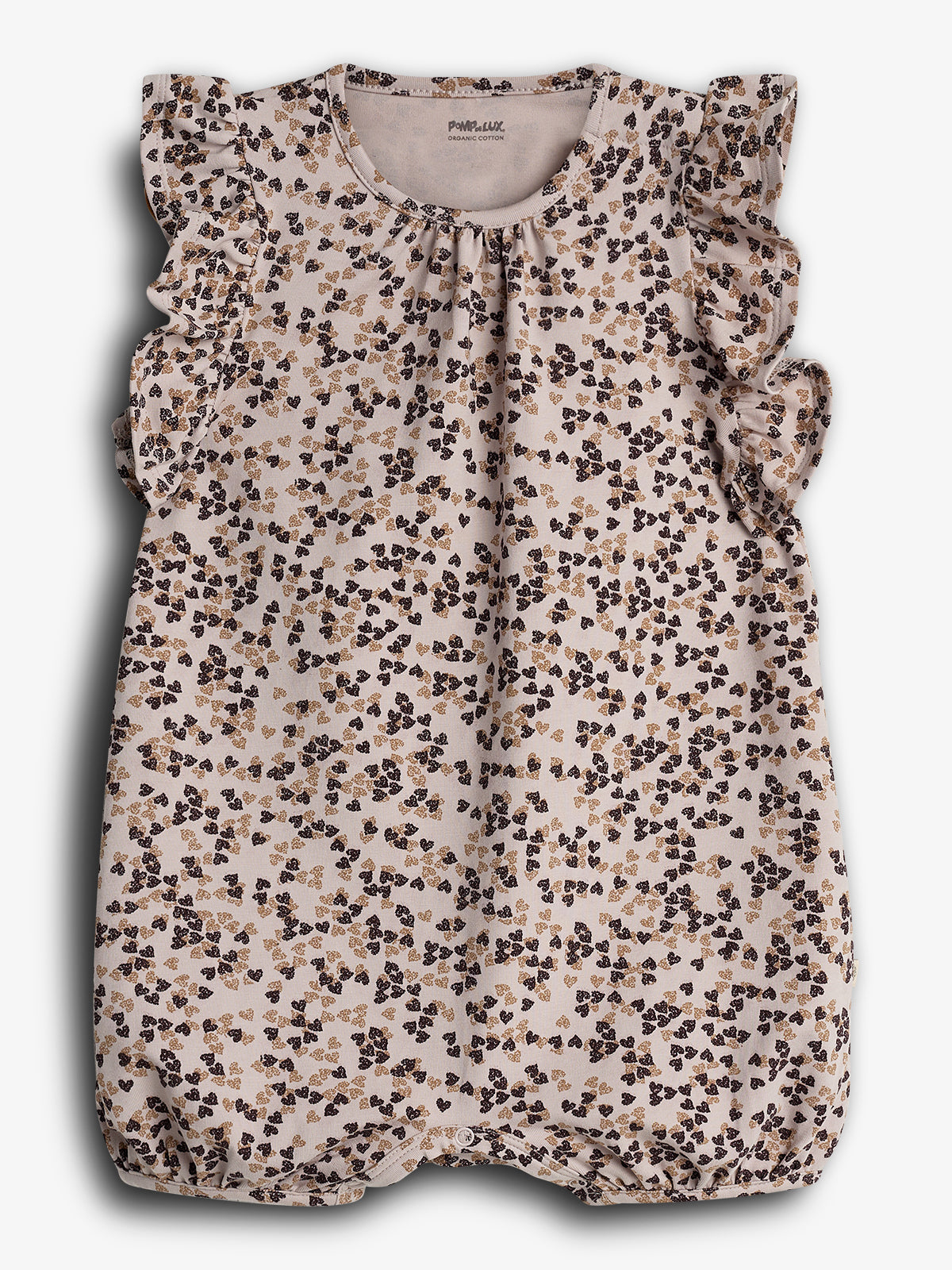 Een babyrompertje met ruches aan de schouders, bedrukt met een patroon van bruine en beige bloemen, hangt tegen een lichte achtergrond. Tekst bovenin: "PMP.CILK ORGANIC COTTON".