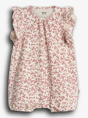 Rompertje - Het rompertje heeft een vrolijk bloemetjespatroon in rood en beige. De ruches accentueren de schouders, in een neutrale achtergrond. Tekst: "POMP.LUX ORGANIC COTTON".